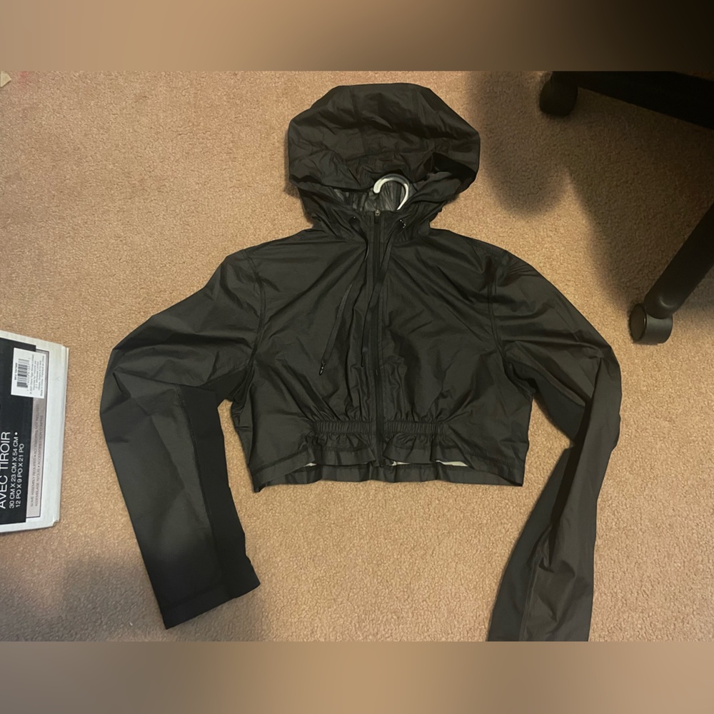 Lulu cropped windbreaker EUC